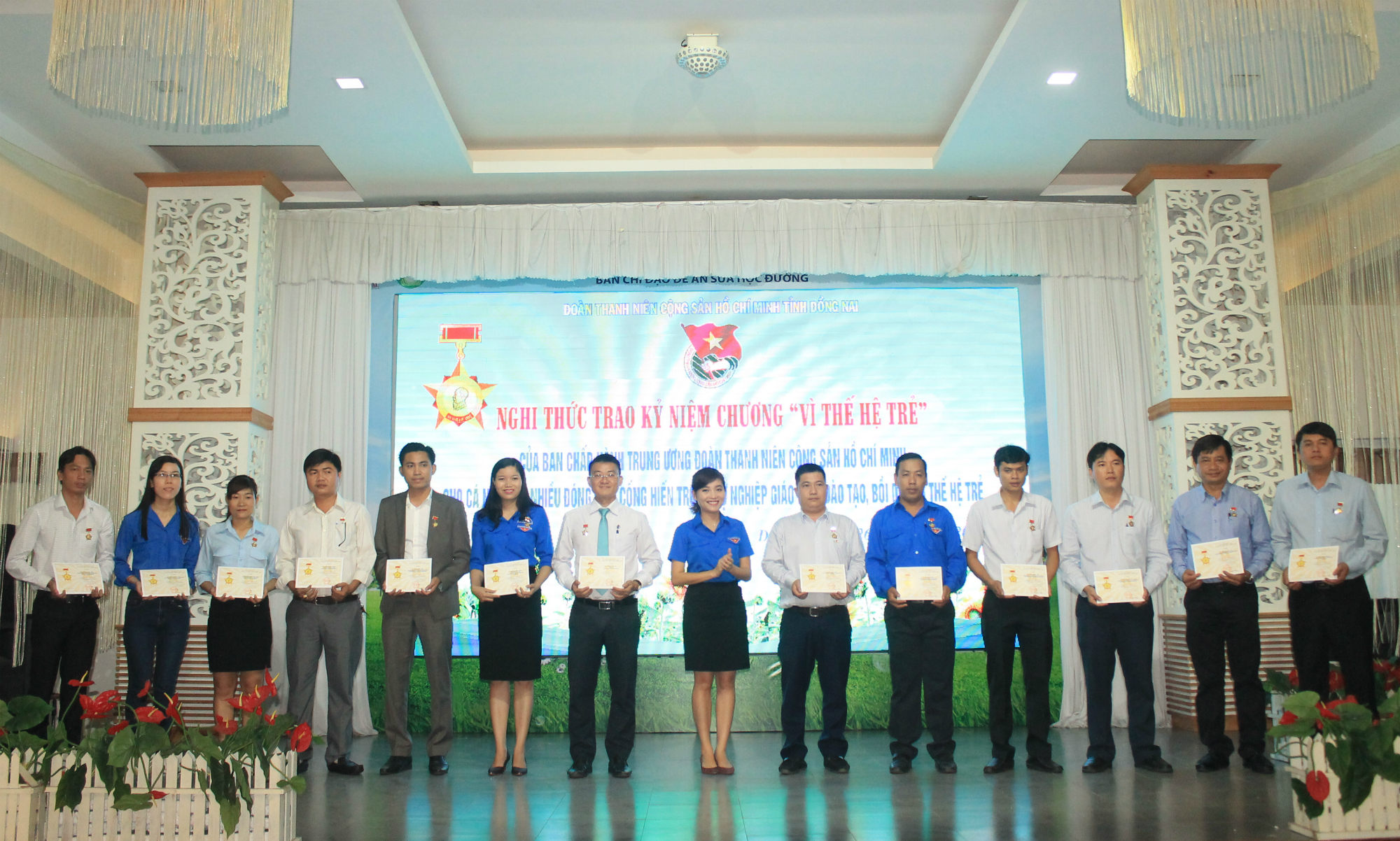 Dịp này, BCH Trung ương Đoàn TNCS Hồ Chí Minh đã trao kỷ niệm chương “Vì thế hệ trẻ” cho 52 cá nhân có nhiều đóng góp, cống hiến trong sự nghiệp giáo dục, đào tạo, bồi dưỡng thế hệ trẻ Việt Nam của tỉnh Đồng Nai.
